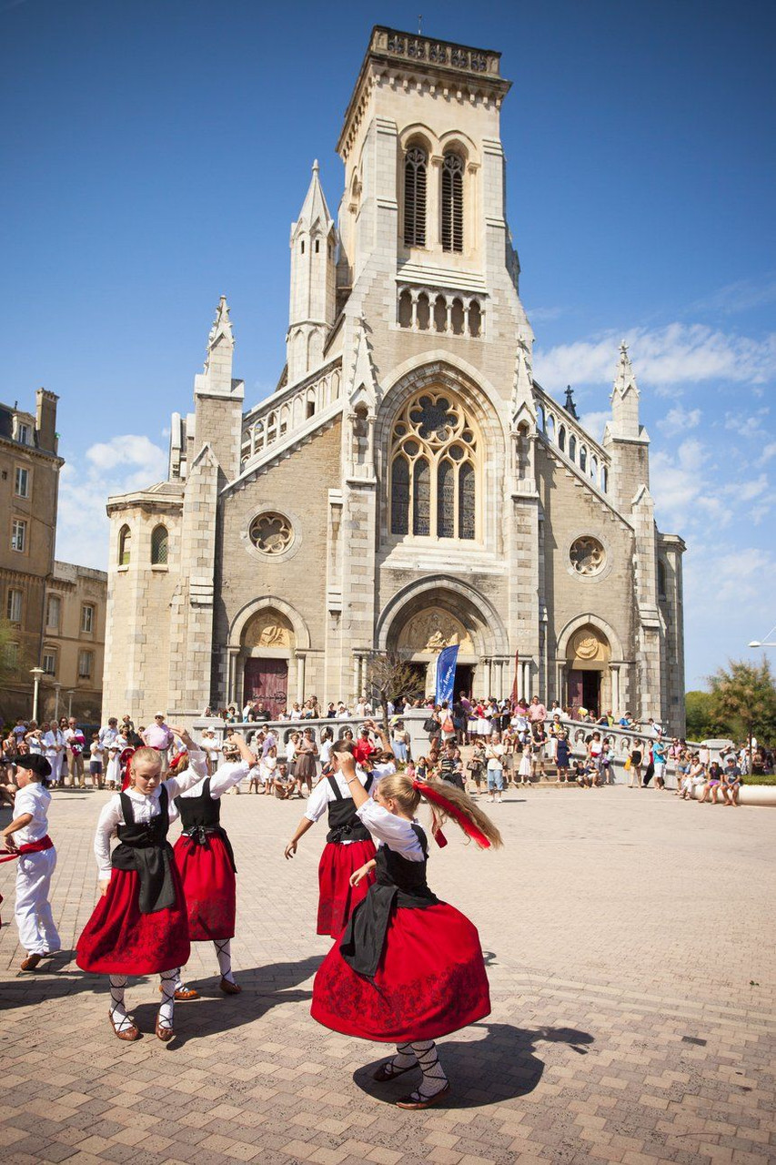 © Emmy Martens Danseuses basques devant l'église Sainte-Eugénie - Biarritz - Pays basque, France