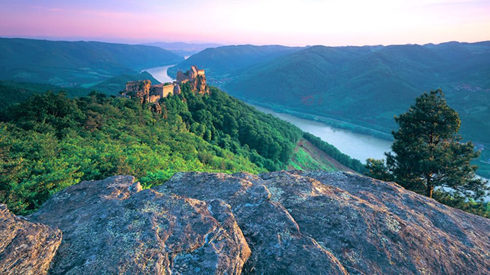 Ruines du château d'Aggstein dominant la boucle du Danube - Wachau - Autriche