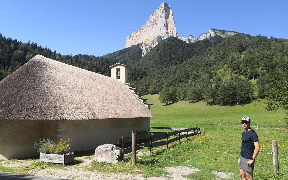 David devant la chapelle de Trézanne face au Mont Aiguille ©️ Julie Marienval