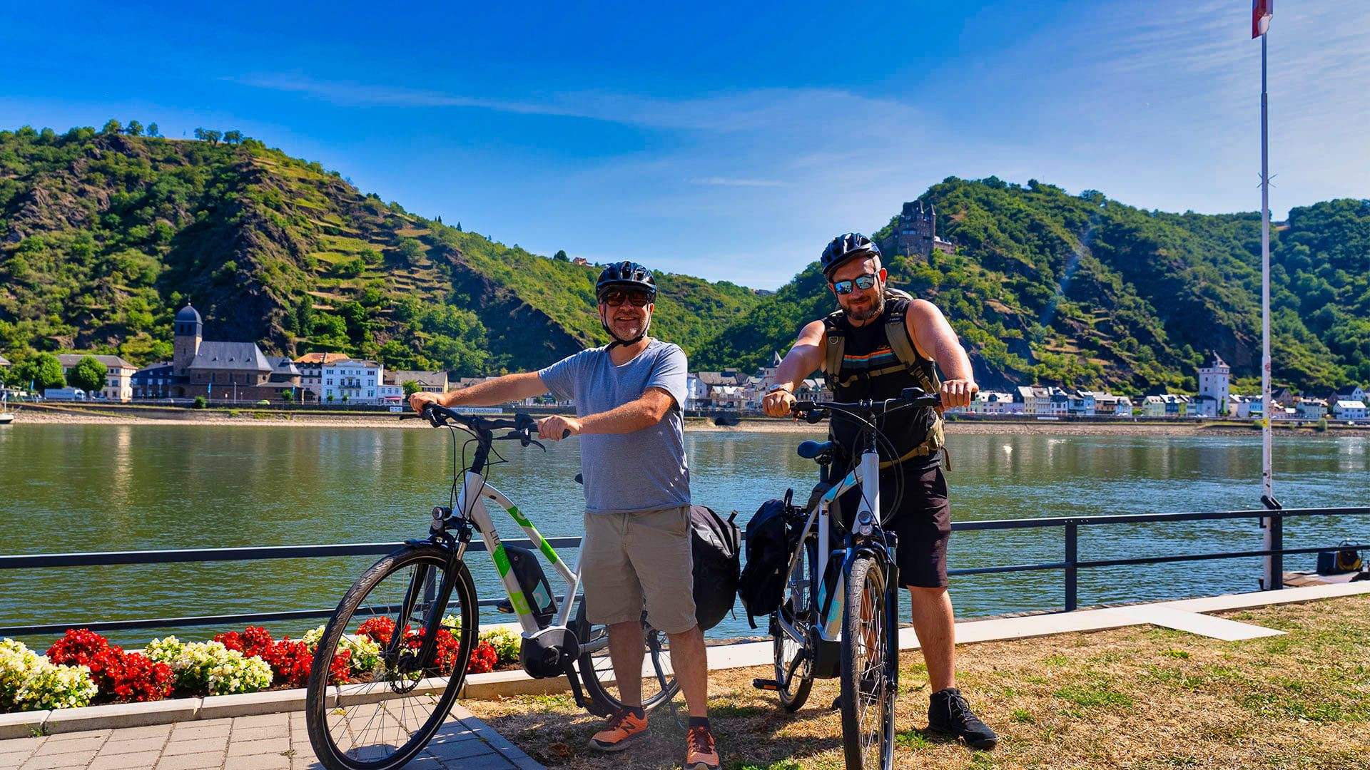 Cyclistes au bord du Rhin à Sankt Goarshausen - Allemagne