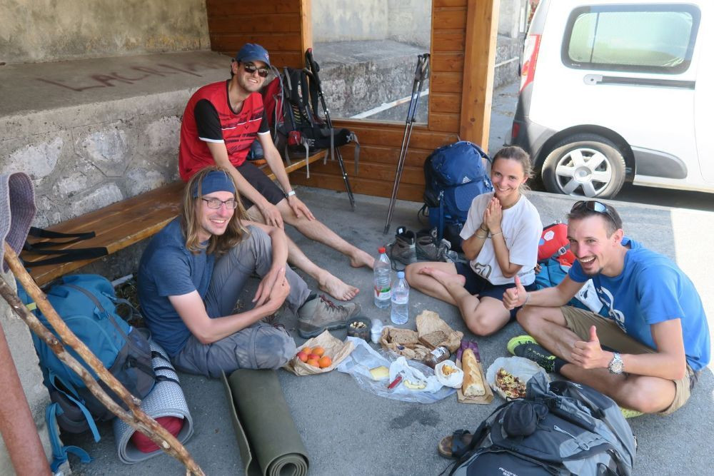Pause de randonneurs sous un abribus - Saint-Maurice-en-Trièves - France