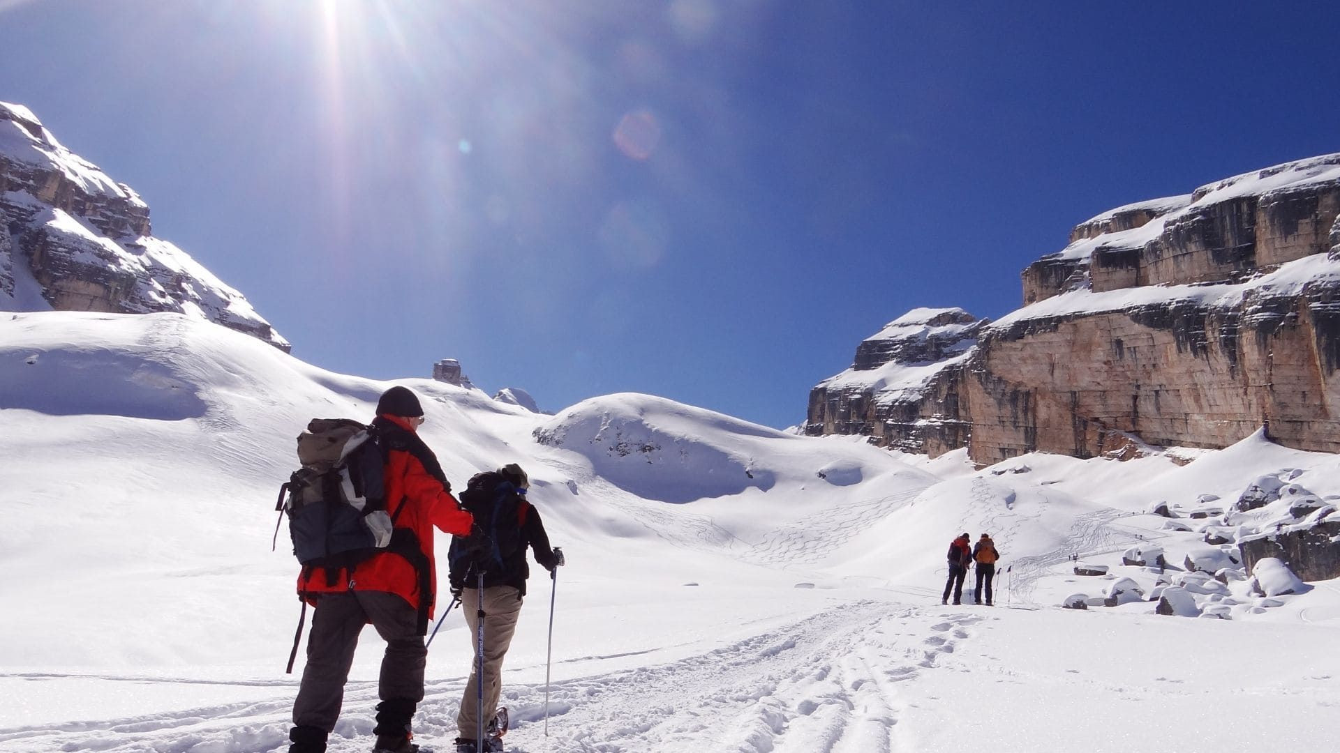 © Anne Moraw Randonneurs en raquettes sous le soleil - Dolomites - Italie