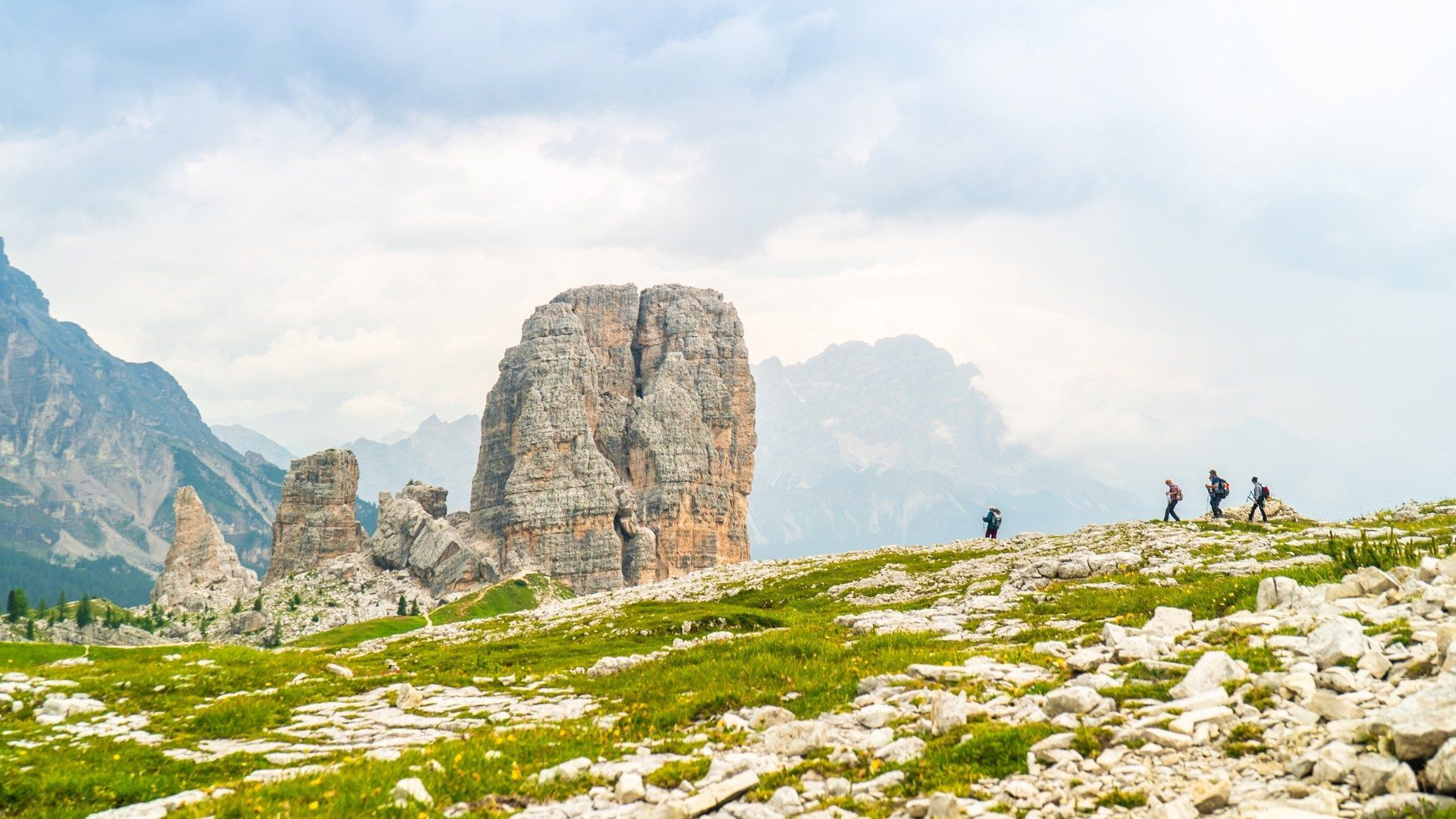 Randonneurs face aux Cinque Torri - Dolomites - Italie