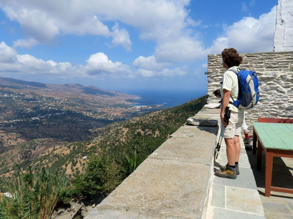 Du moni Panachradou, vision d'Andros une montagne dans la mer