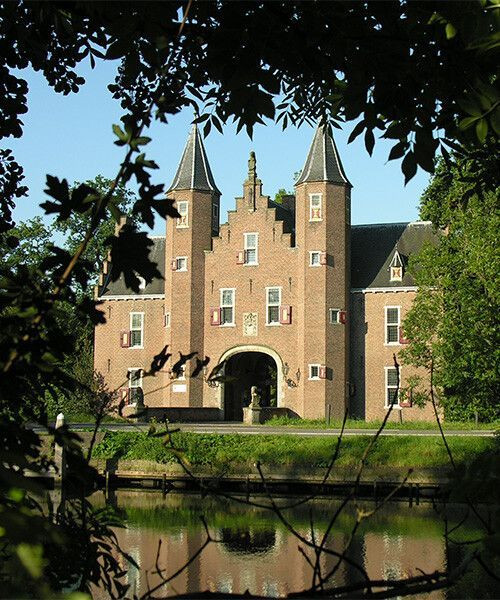 Château néerlandais avec tours au bord de la rivière Vecht - Utrecht - Pays-Bas