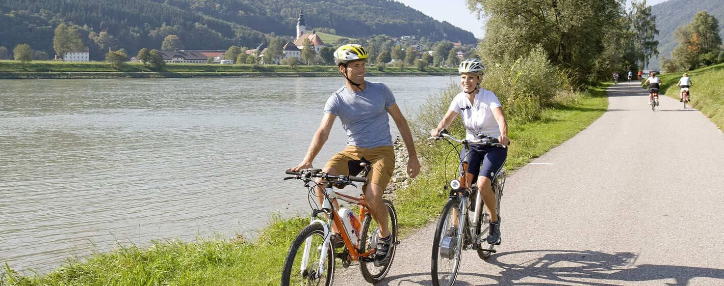 © Donau Touristik Cyclistes en vélo électrique sur la piste cyclable du Danube - Allemagne