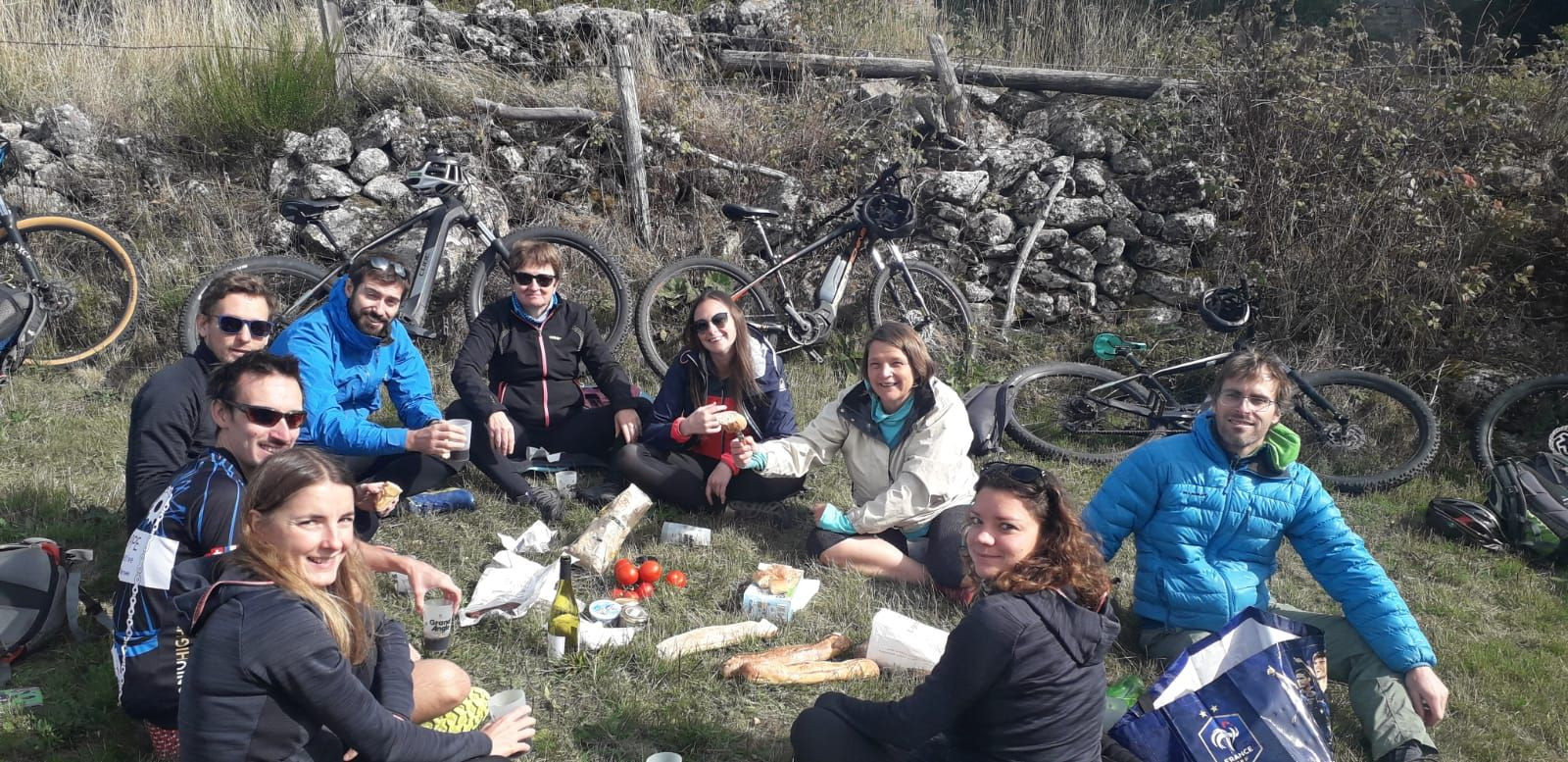 Pique-nique en VTT électrique sur le plateau de l'Aubrac - France