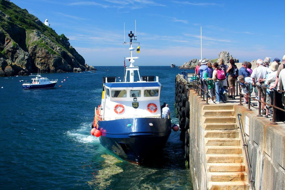 © François Ribard Embarquement au port de la Maseline de Sark © François Ribard