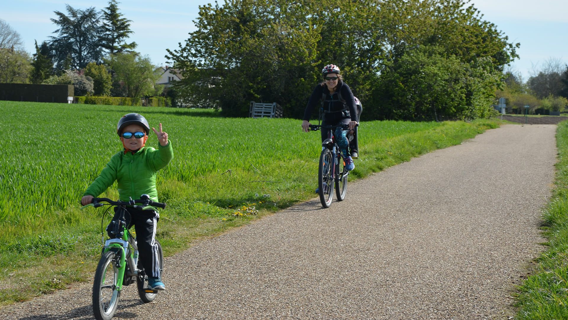© Quentin Vanaker Famille à vélo sur la voie verte - Amboise - Val de Loire - France
