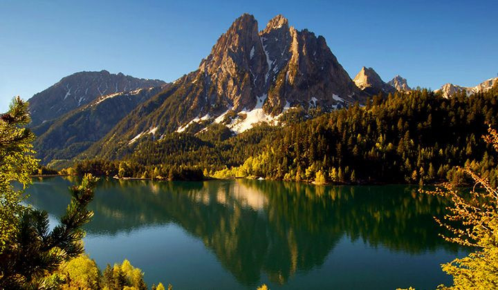 Pics d'Encantats reflétés dans le lac - Aigüestortes - Espagne