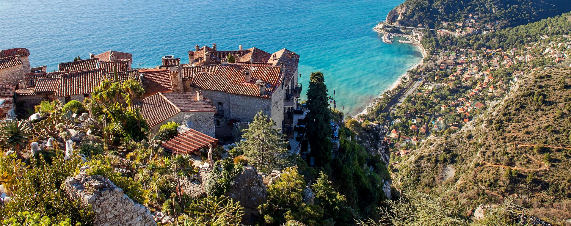 Village perché d'Èze surplombant la mer Méditerranée - Côte d'Azur - France