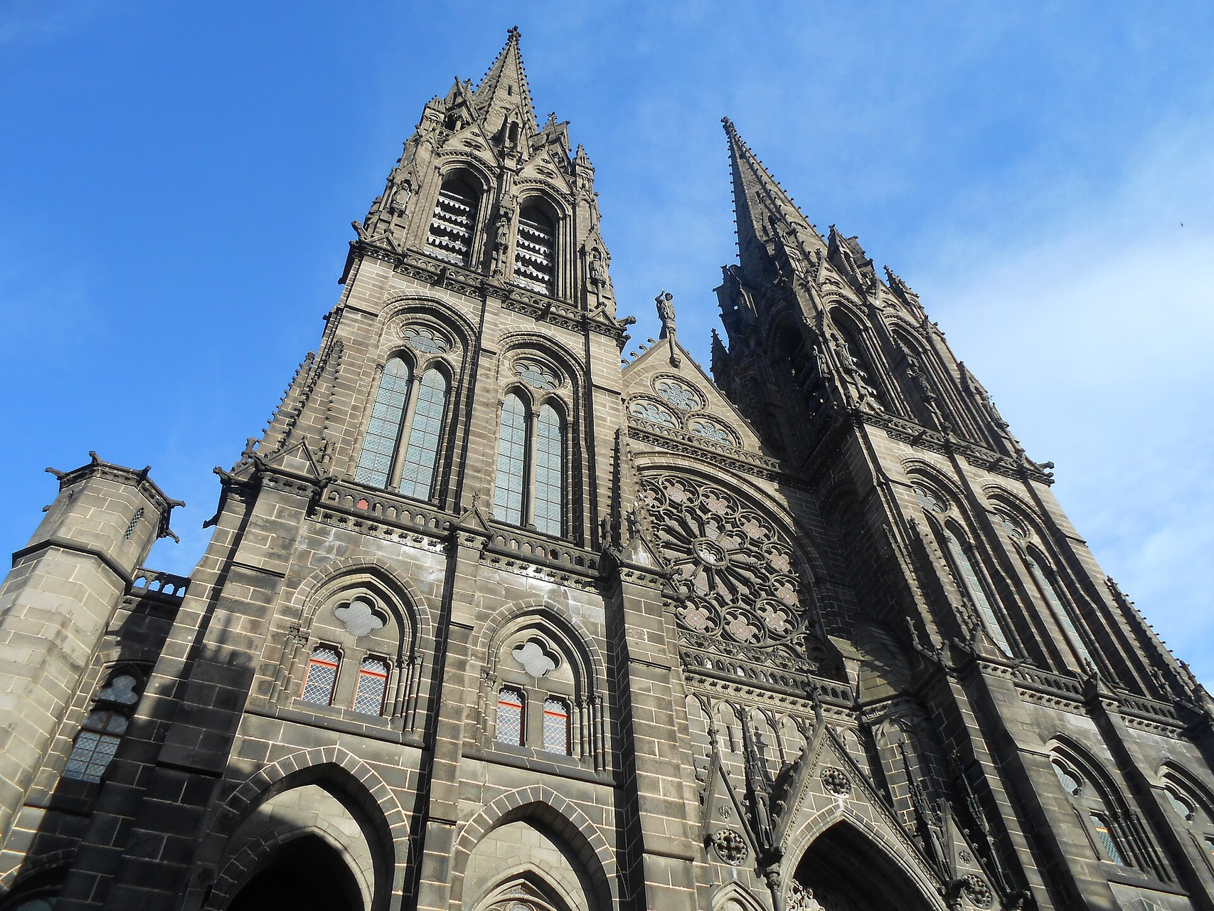 © Aavitus Façade et flèches de la cathédrale - Clermont-Ferrand - France
