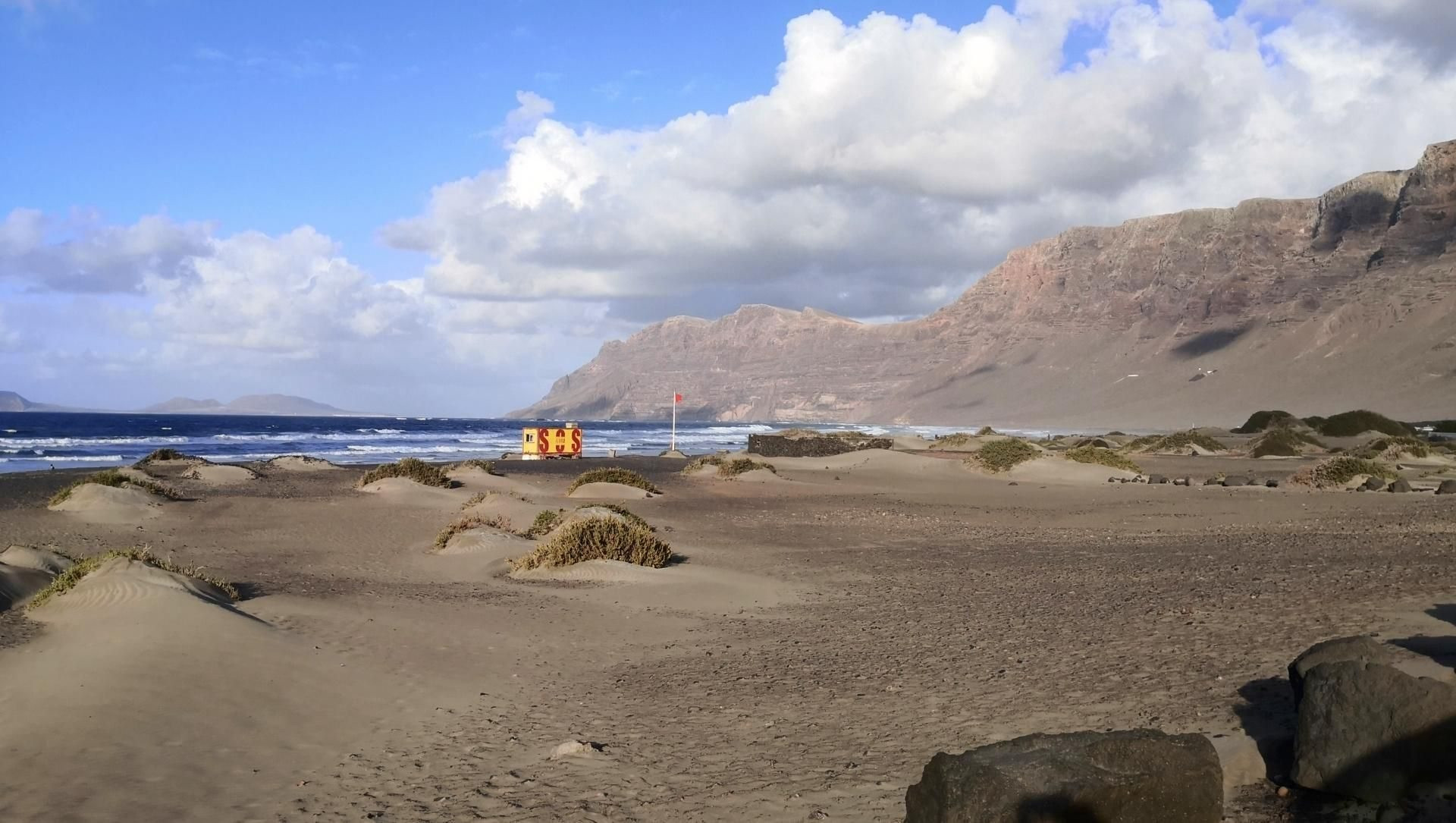 © David Praire Plage de Famara au pied des falaises - Lanzarote - Îles Canaries