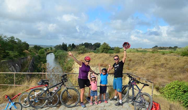 Famille à vélo le long du Canal du Midi - Occitanie - France