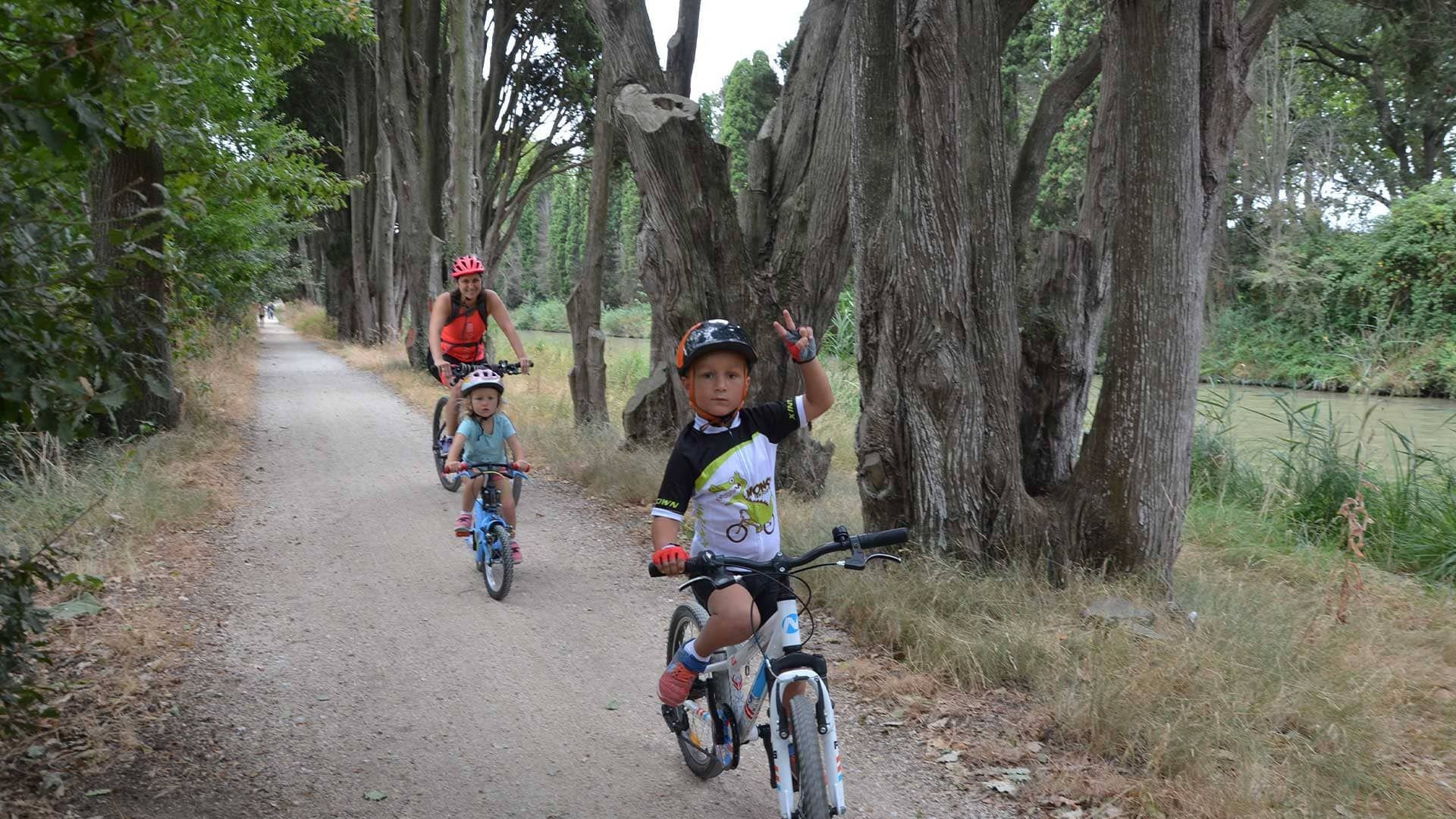 © Quentin Vanaker Famille à vélo le long du canal du Midi entre Carcassonne et Marseillette - Aude - France