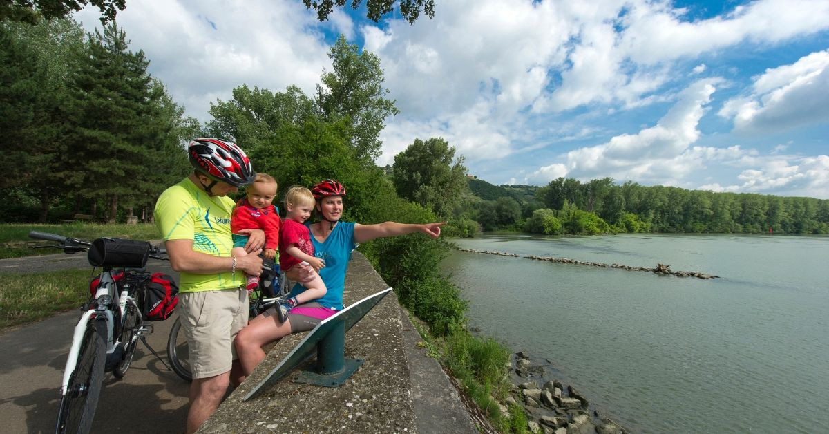 Famille à vélo au bord d'une rivière - Vallée fluviale - Europe