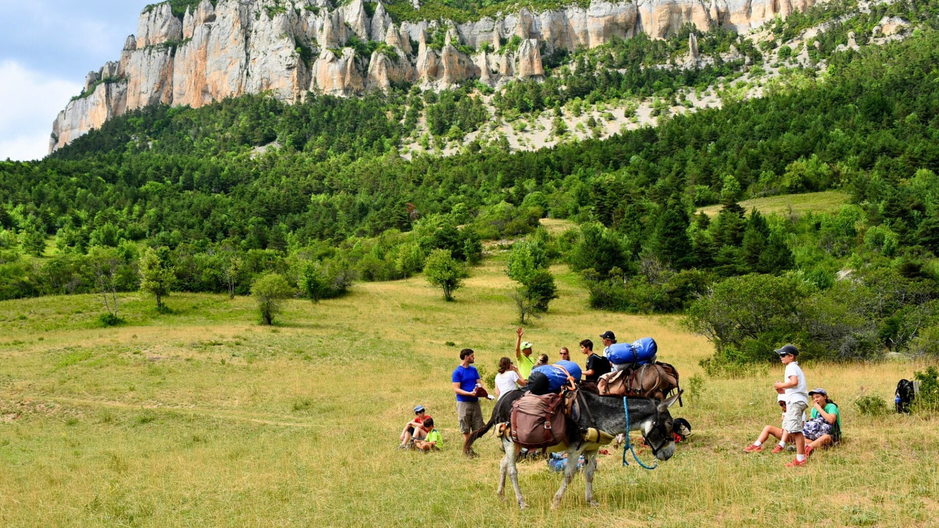Famille en randonnée avec ânes sous les falaises - Vercors - Préalpes, France