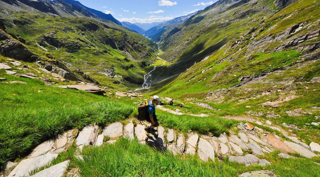 Randonneuse contemplant les montagnes lors d'un voyage en liberté