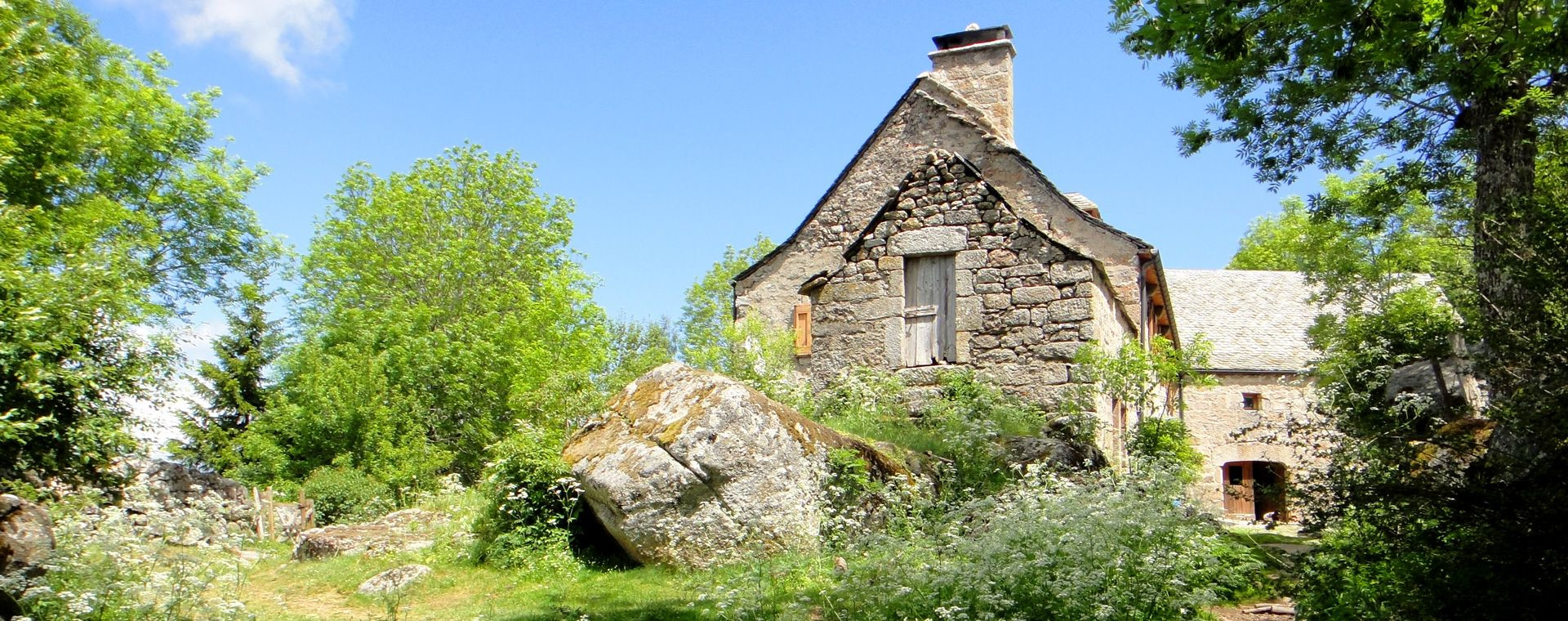 Ferme en pierre dans la verdure - Aubrac - France