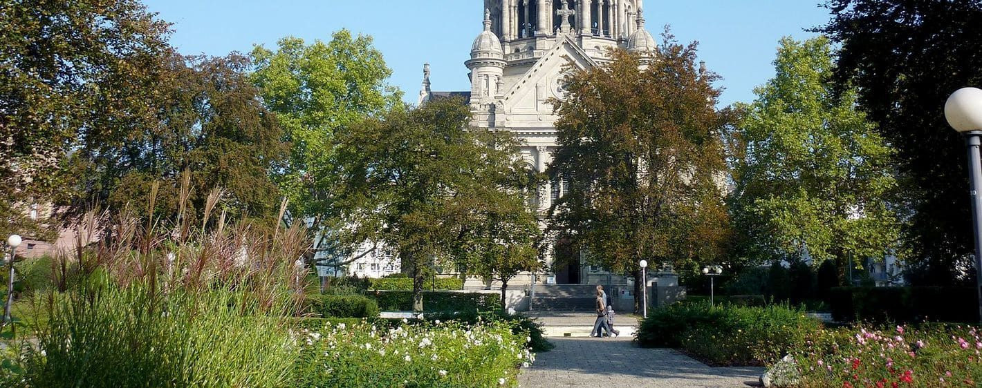Parc fleuri devant une église - Vallée du Rhin - Allemagne