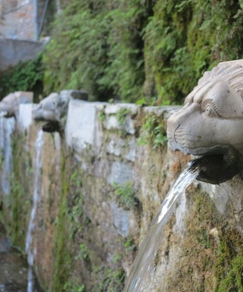 Fontaine aux têtes de lions à Menites