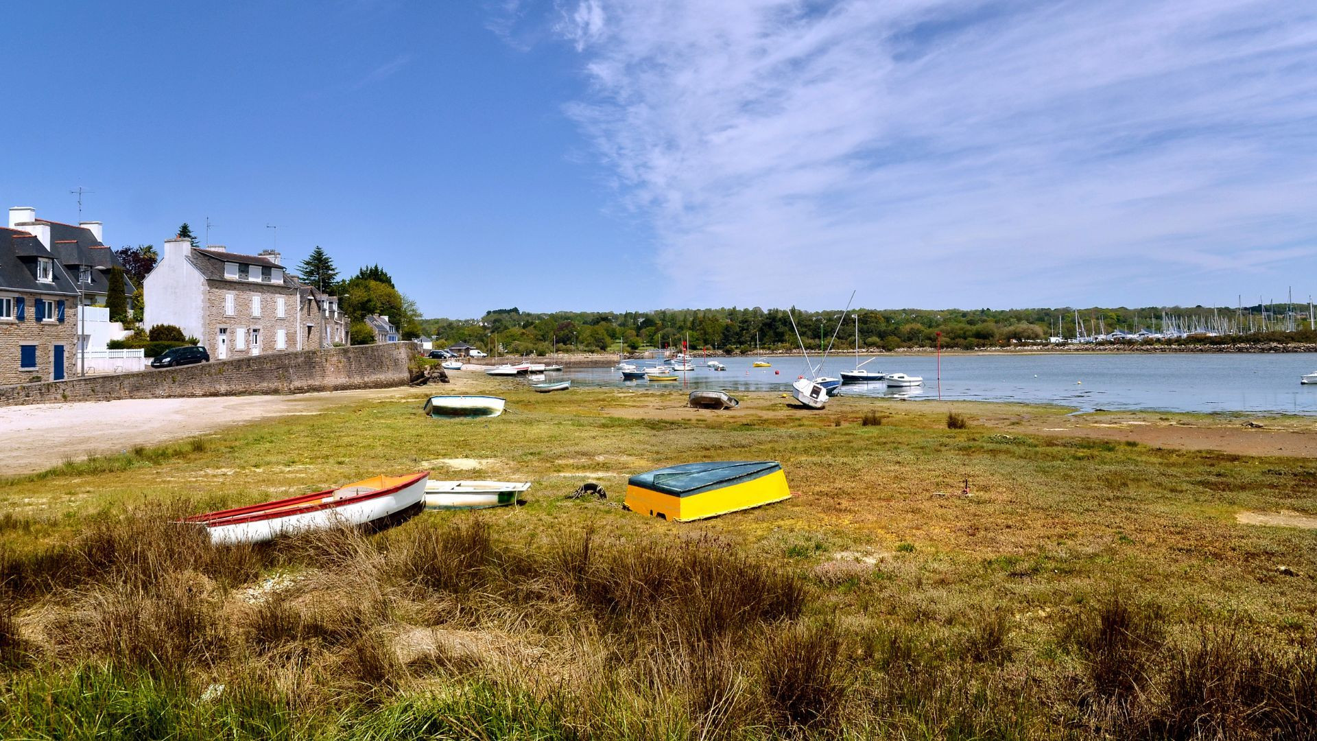 Barques échouées et maisons en bord de ria - Fouesnant - Bretagne