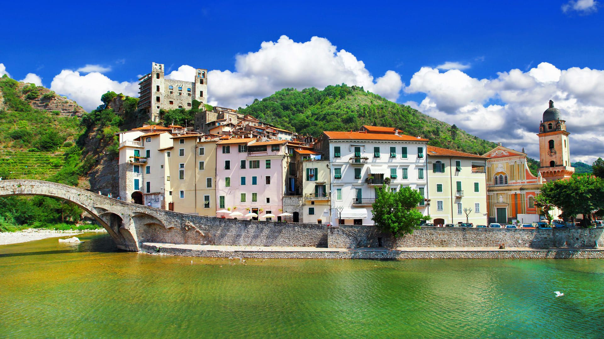 Pont médiéval et château Doria - Dolceacqua - Ligurie - Italie