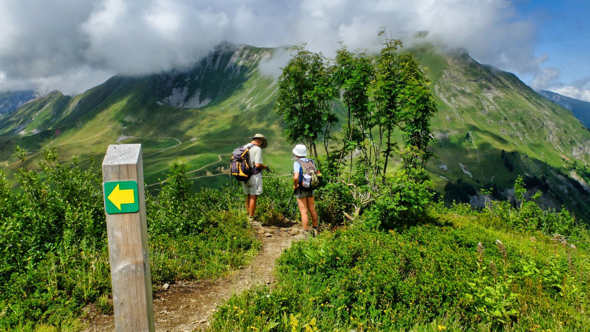 Randonneurs dans le massif des Aravis - Haute-Savoie - France