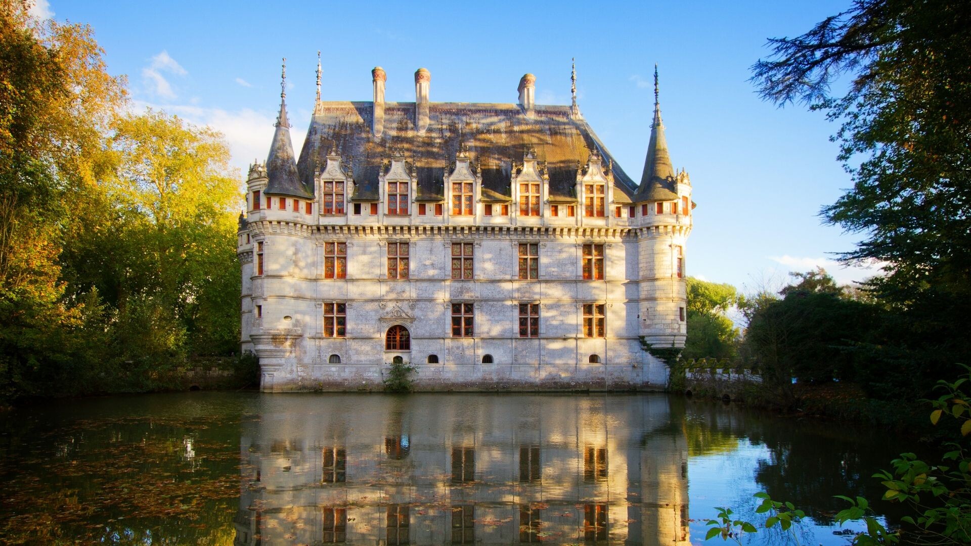 Château d'Azay-le-Rideau et ses douves - Val de Loire - France