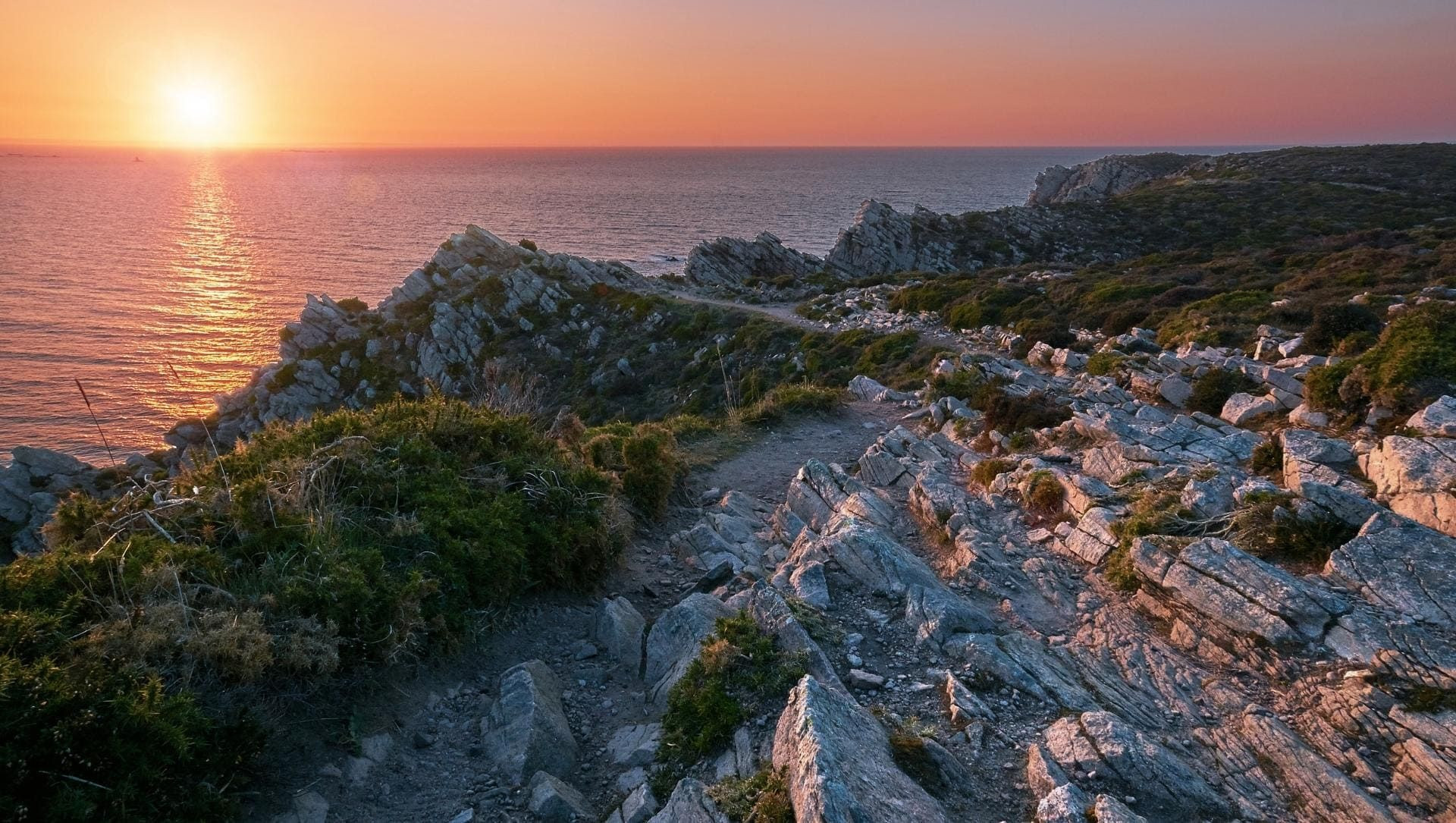 © Adobe Stock Sentier côtier au coucher du soleil au cap d'Erquy - Bretagne - France