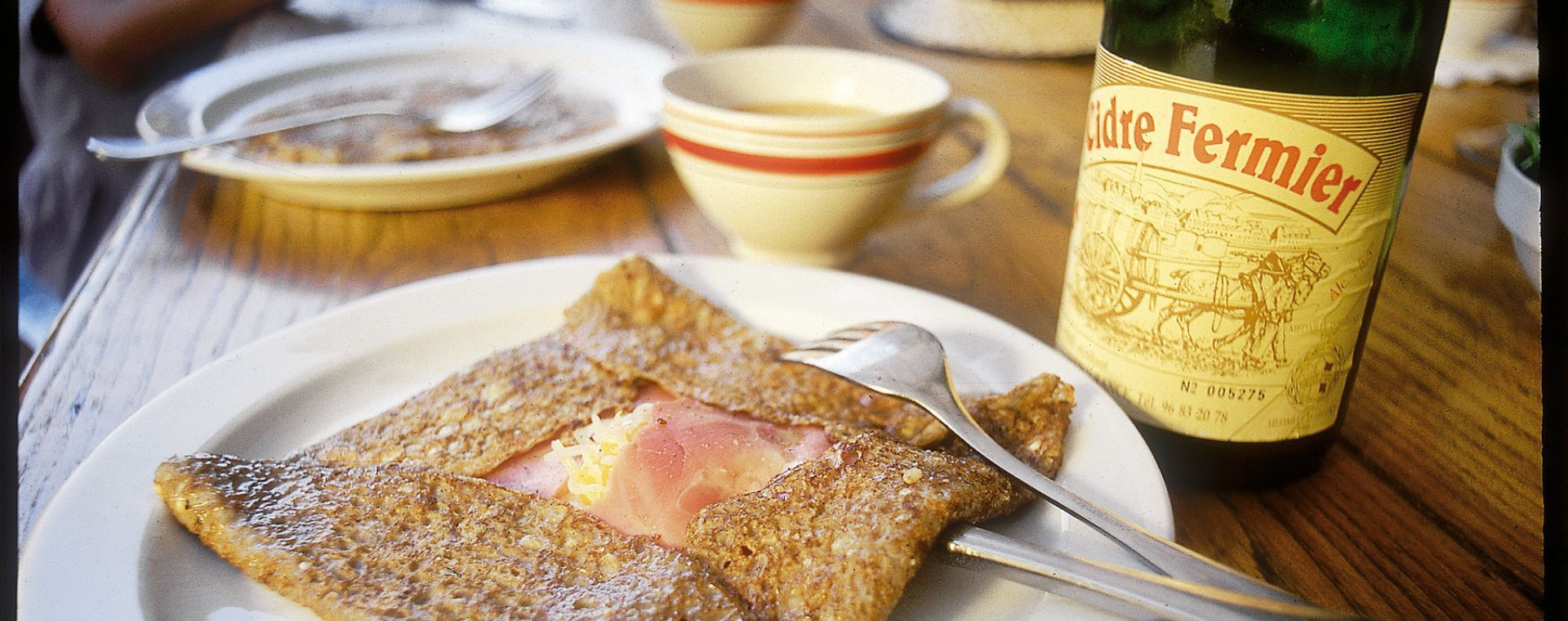 Galette bretonne complète accompagnée de cidre fermier - Bretagne - France