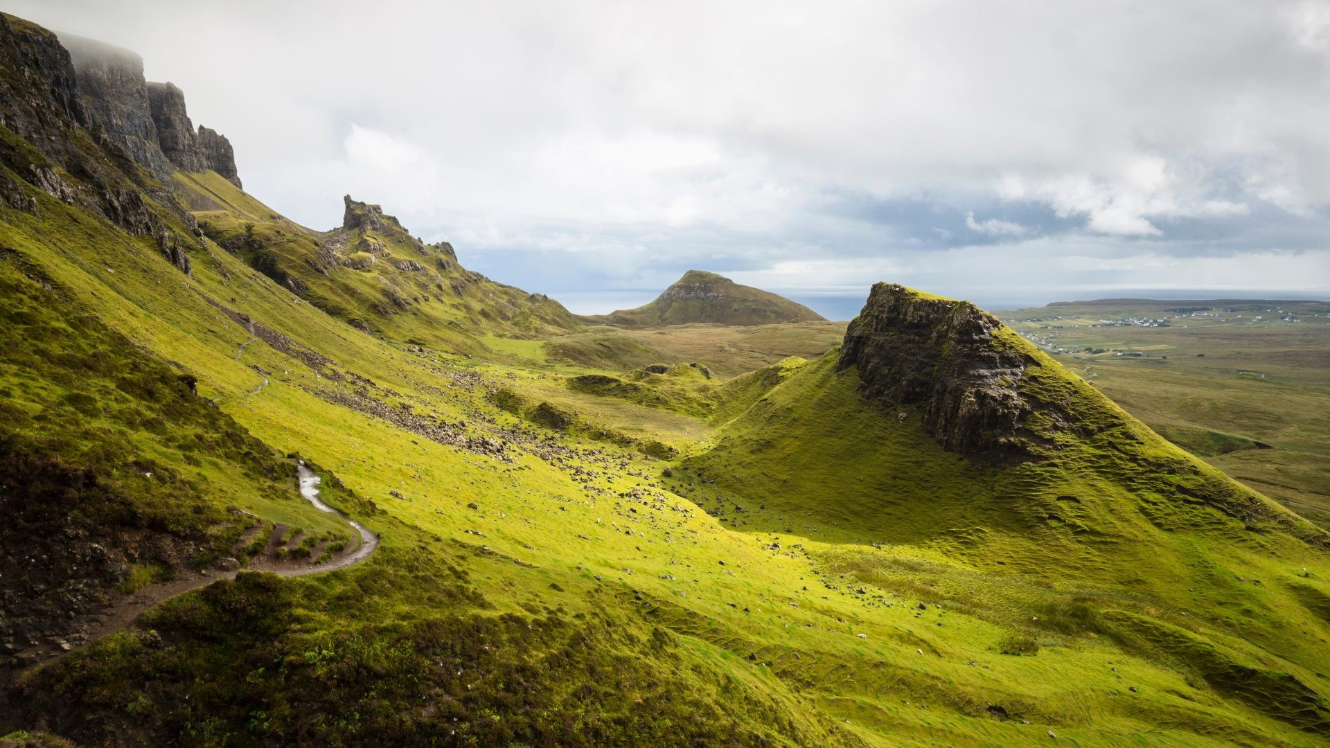 Sentier de randonnee dans les pitons verdoyants du Quiraing - Trotternish - Ile de Skye, Ecosse