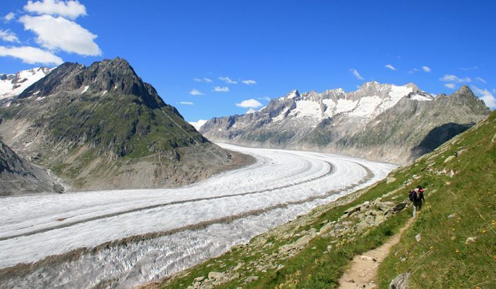 Randonneur près du glacier d'Aletsch en été - Valais - Suisse