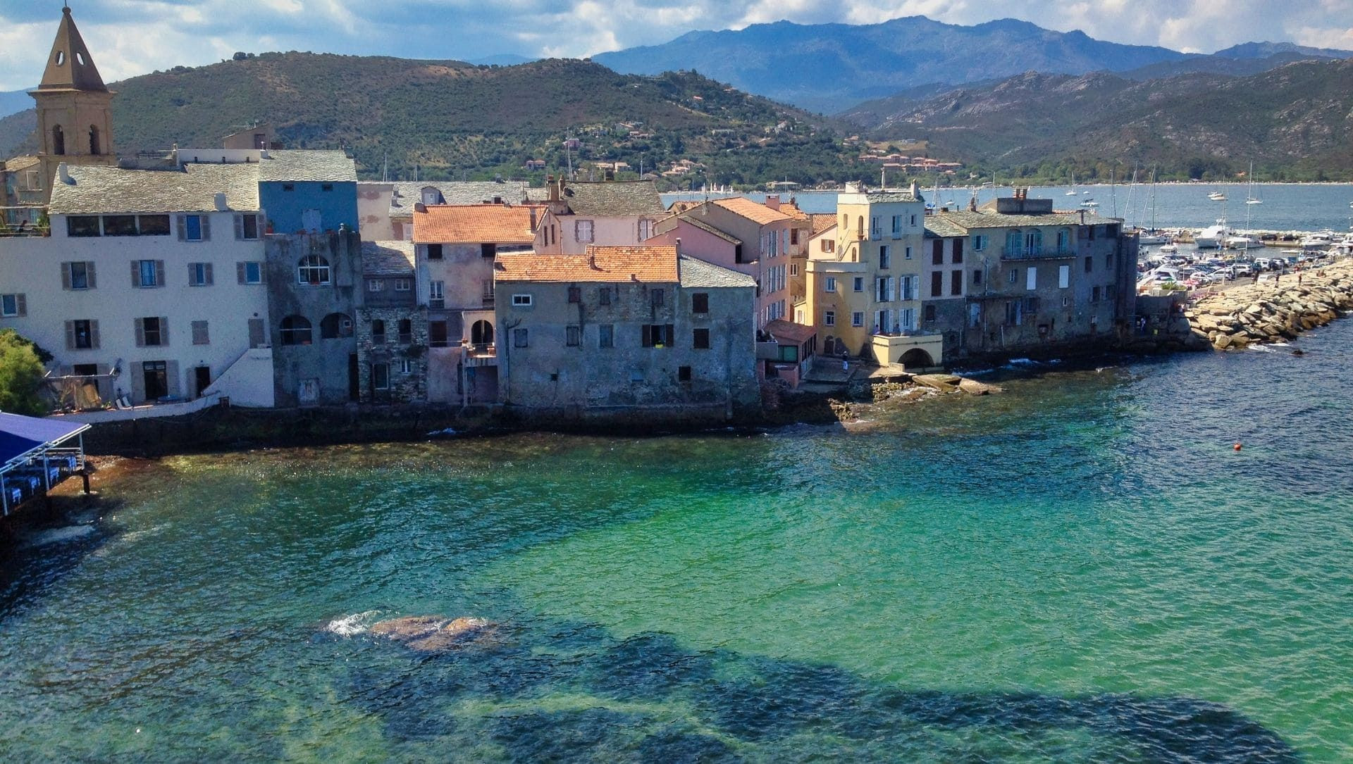 Village de Saint-Florent au bord de l'eau turquoise - Cap Corse - Corse, France