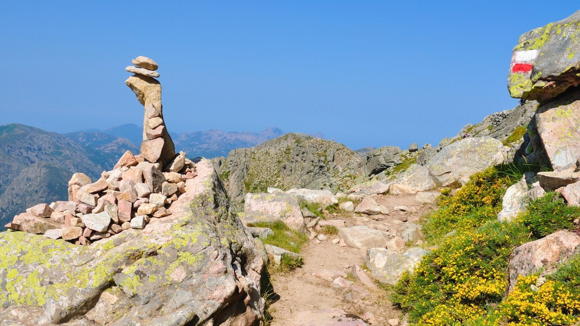 Cairn et sentier balisé sur le GR20 - Corse - France