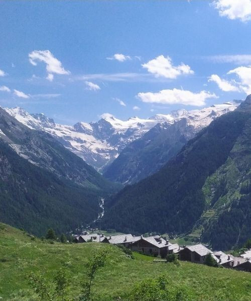© Pierre Paillat Glaciers du Grand Paradis avec village alpin en contrebas - Val d'Aoste - Italie