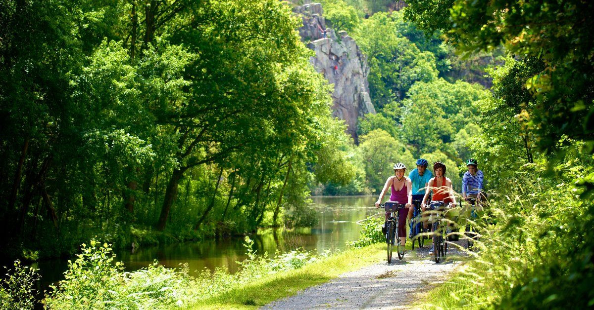 Cyclistes sur un chemin de halage au bord du canal - Bretagne - France
