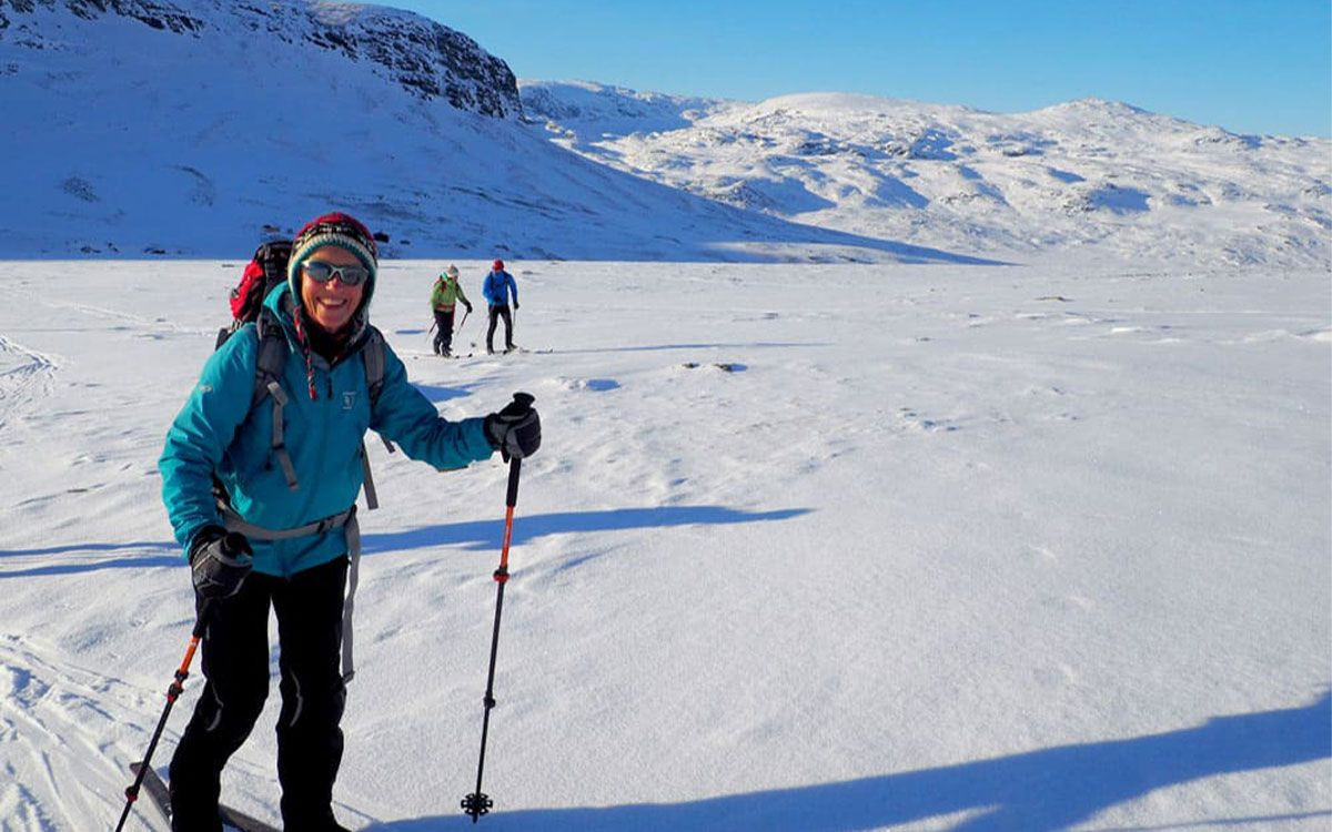Randonneuse à ski de fond dans un plateau enneigé - Grand Angle