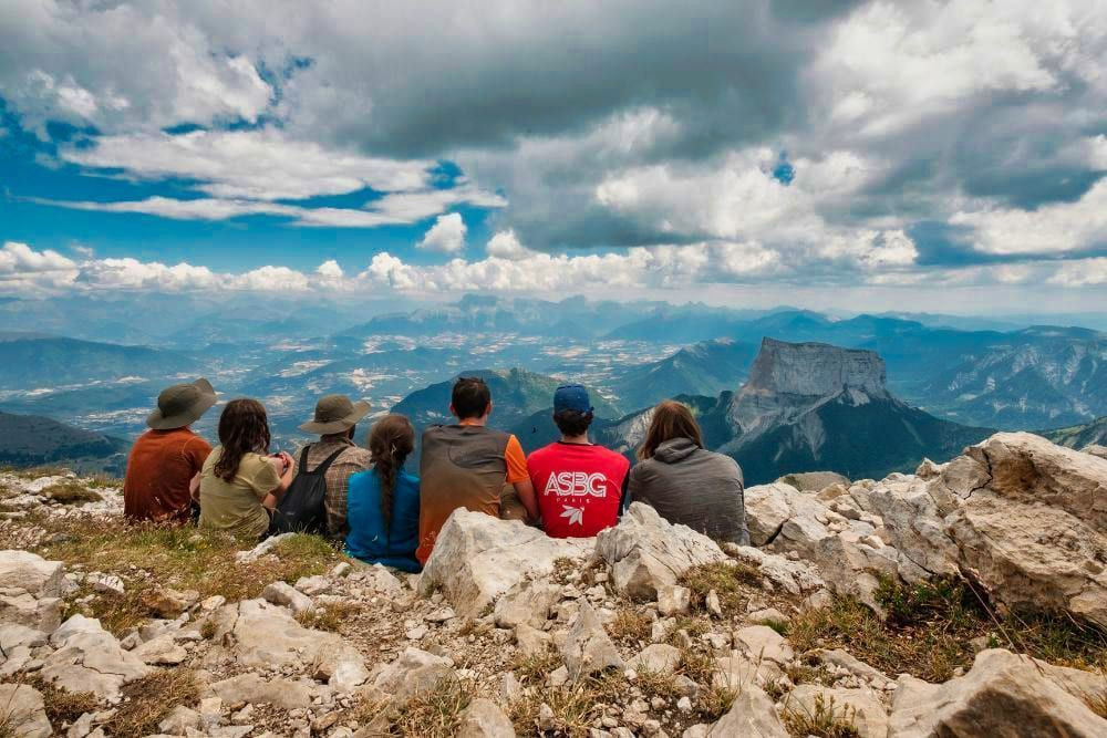 © Timothé Bourdilleau Randonneurs face au Mont Aiguille - Hauts-Plateaux du Vercors