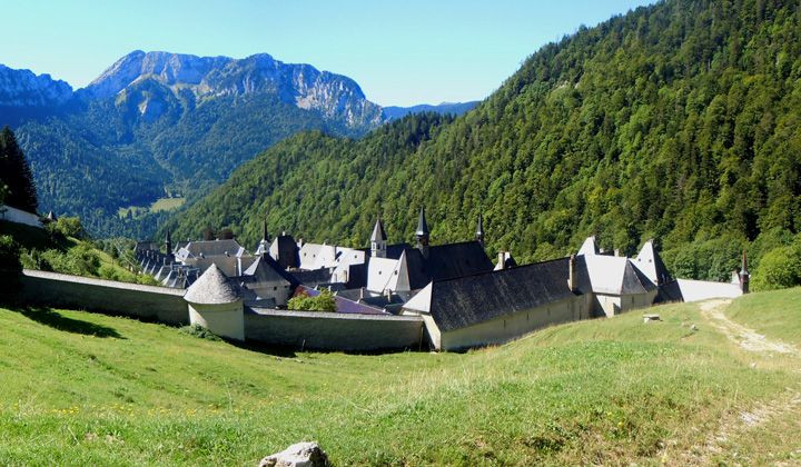 Monastère de la Grande Chartreuse dans la vallée montagneuse - Massif de la Chartreuse - France