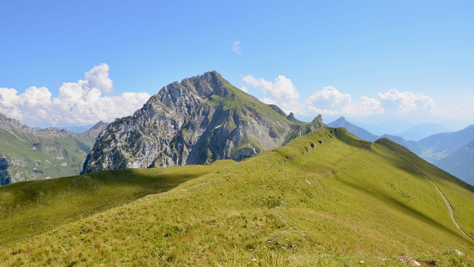 Crête herbeuse sur le Tour des Bauges - Alpes - France