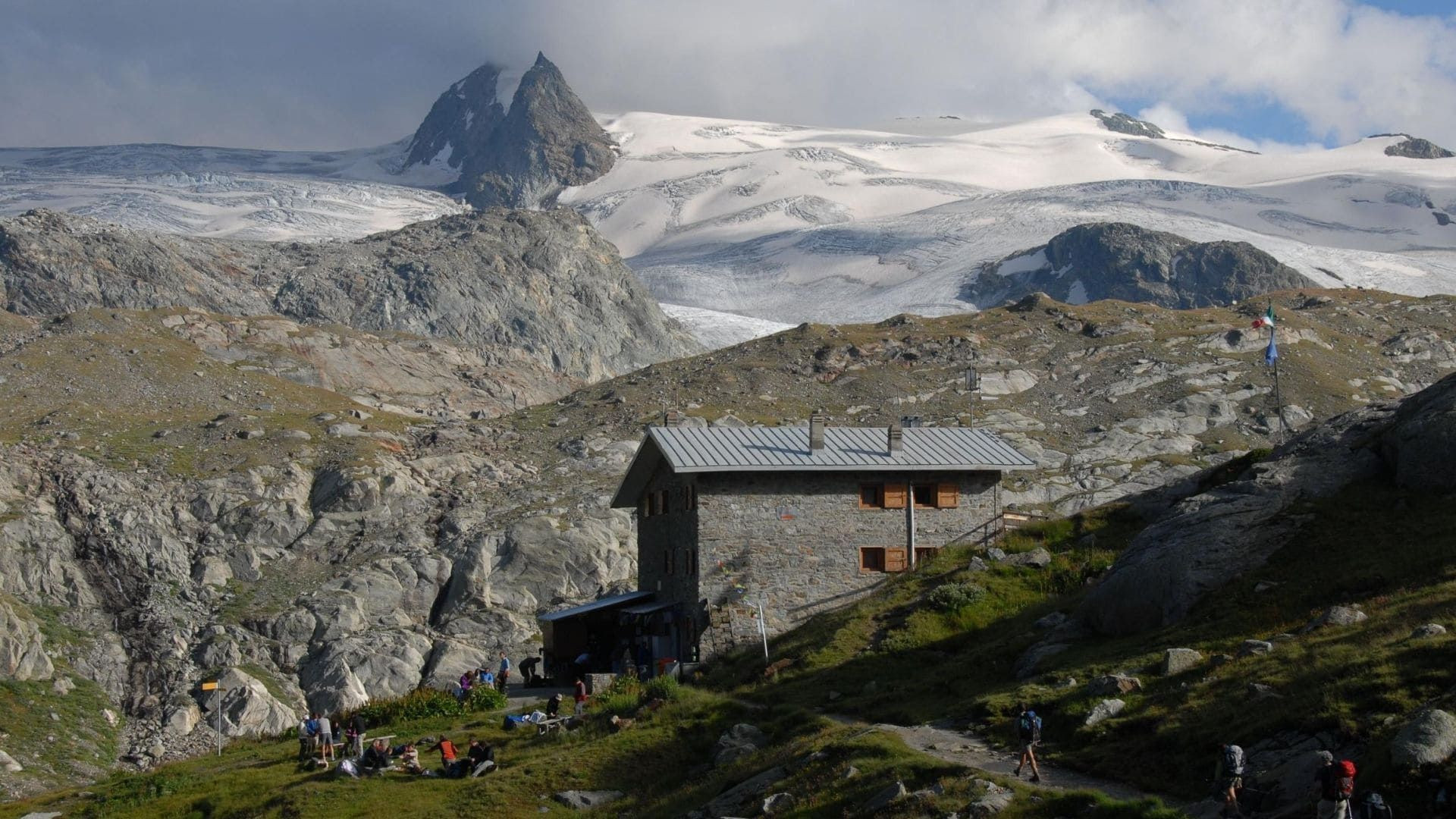 © Anne Le Gall Refuge de montagne au pied du glacier - Grand Paradis - Italie