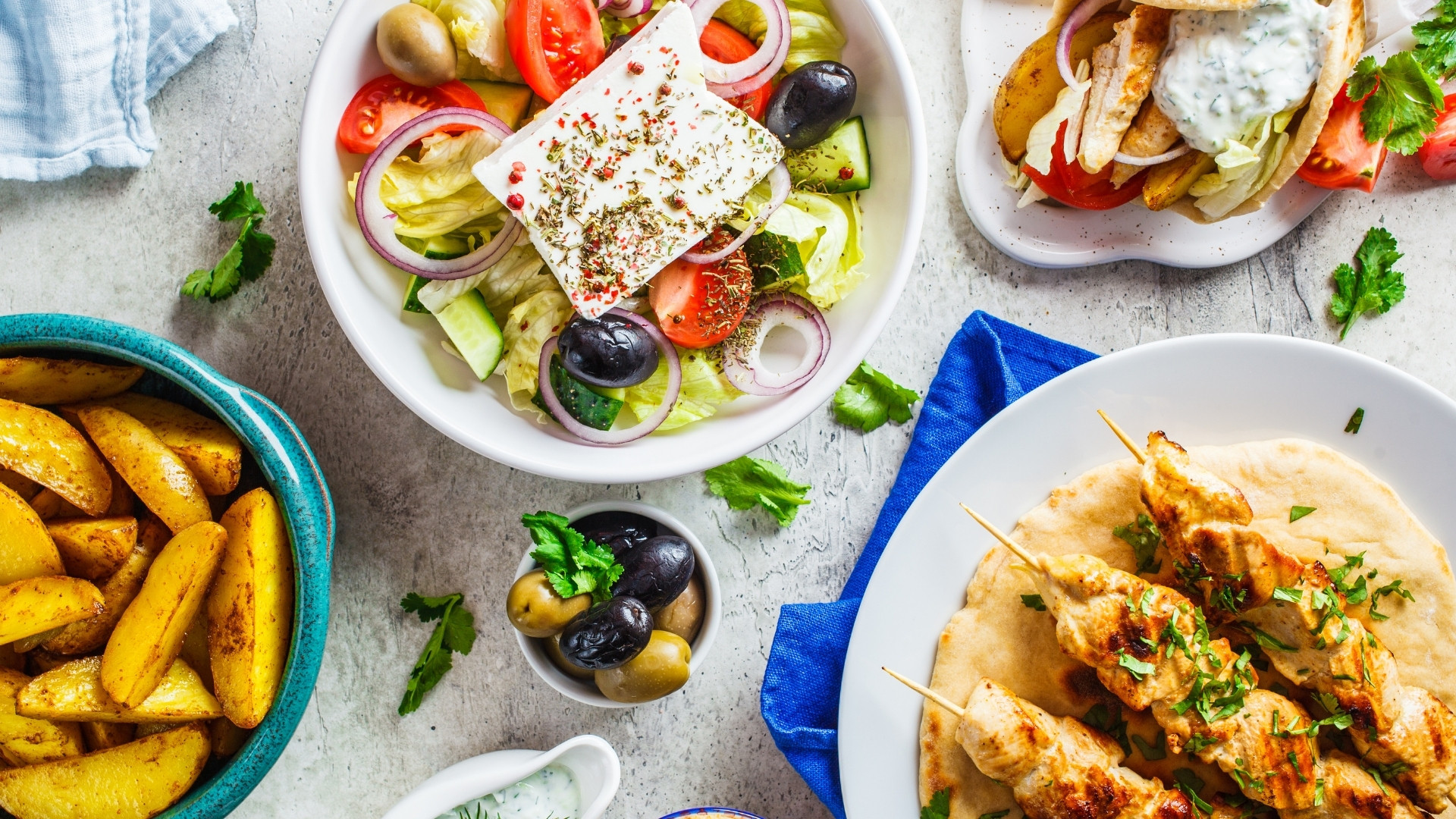 Spécialités grecques salade et brochettes à déguster - Grèce