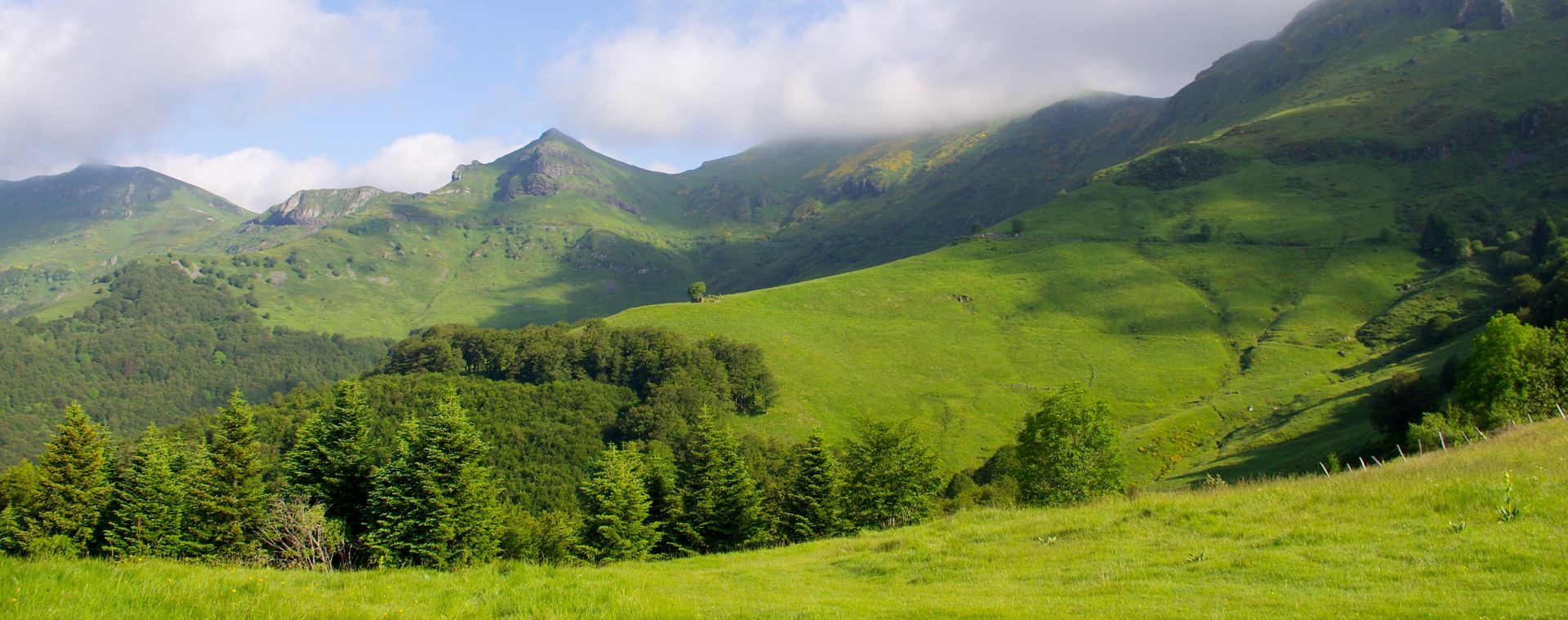 © Laurent Comte Paysage de monts volcaniques verdoyants - Massif central - France