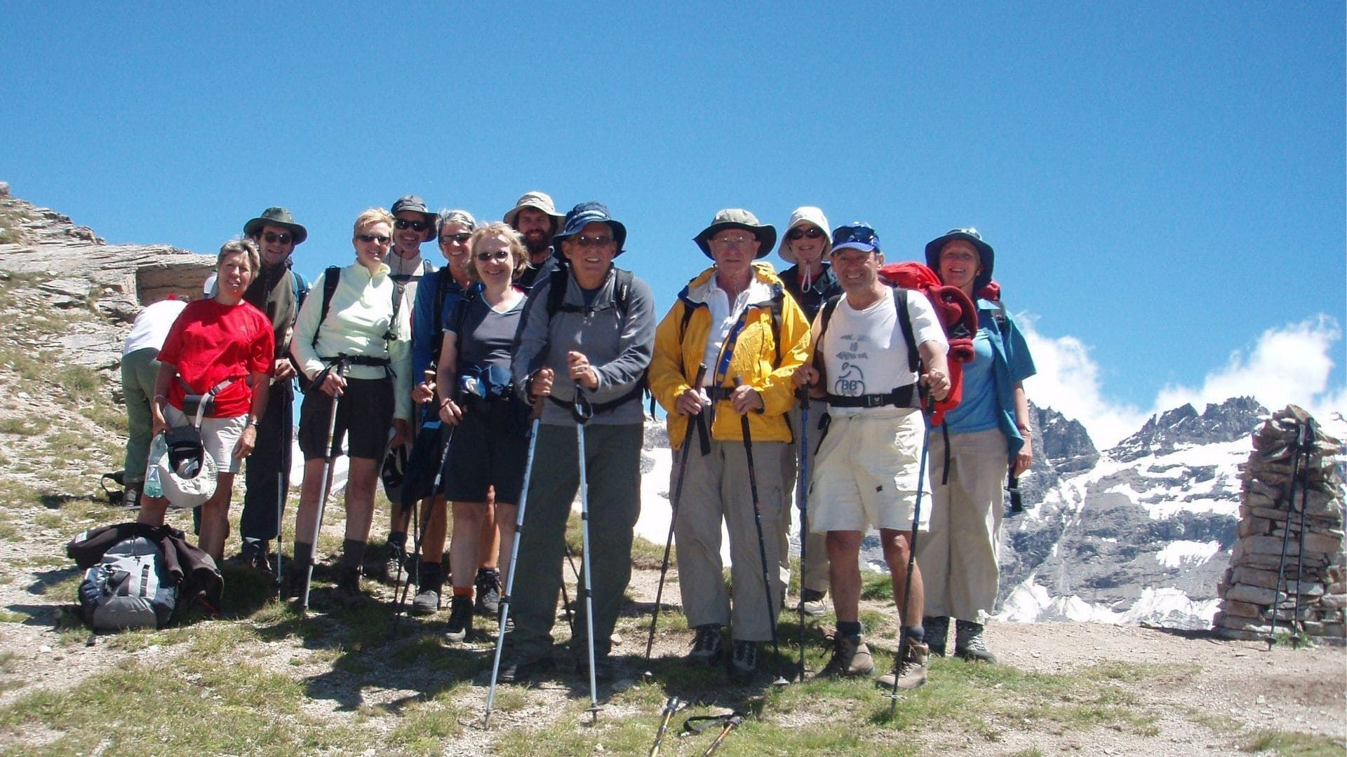 © Mireille Schlaepfer Groupe de randonneurs en altitude - Parc national du Grand-Paradis - Italie