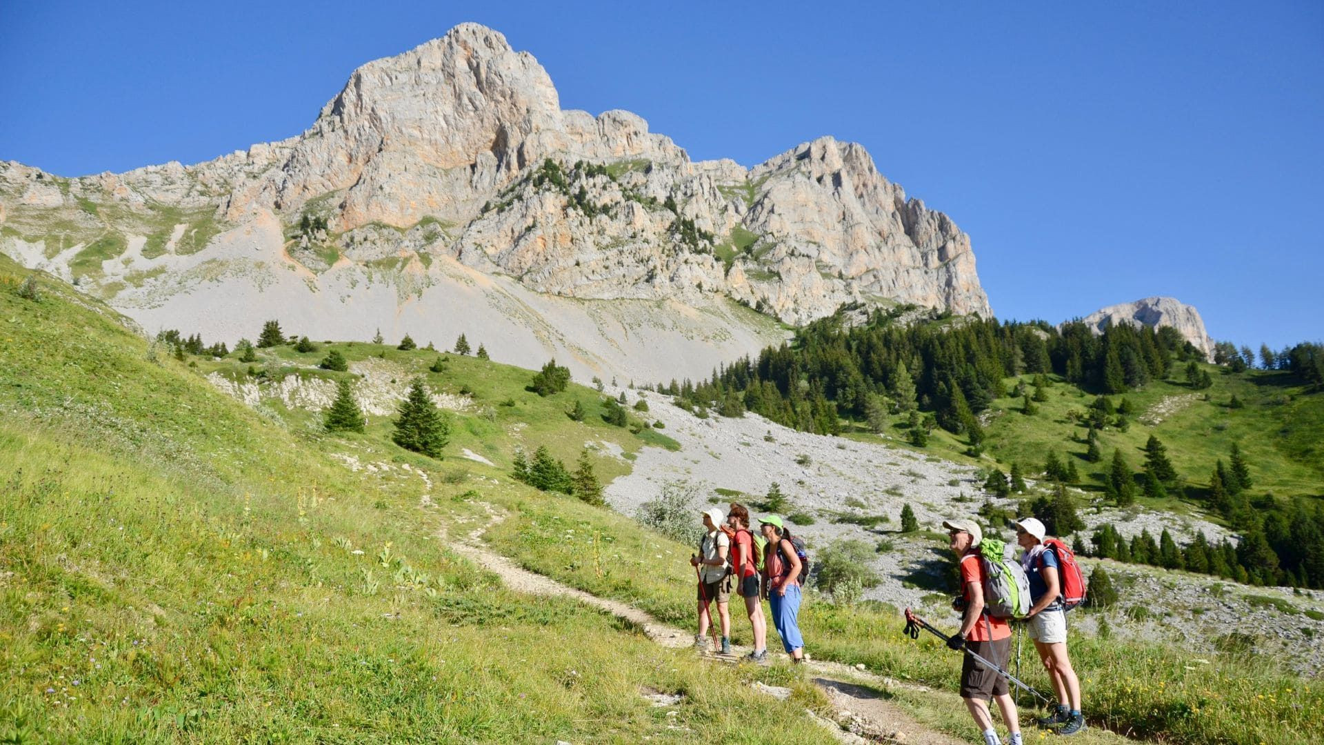 Groupe de randonneurs sous les falaises des Hauts Plateaux du Vercors - Alpes - France