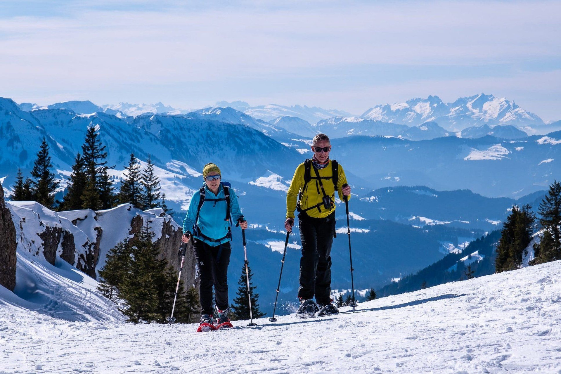 © Grégory Rohart Randonneurs en raquettes en montagne enneigée - Bregenzerwald - Autriche
