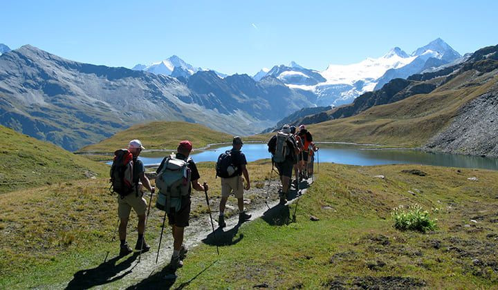 Groupe de randonneurs vers un lac alpin et les glaciers - Arolla-Zinal - Suisse