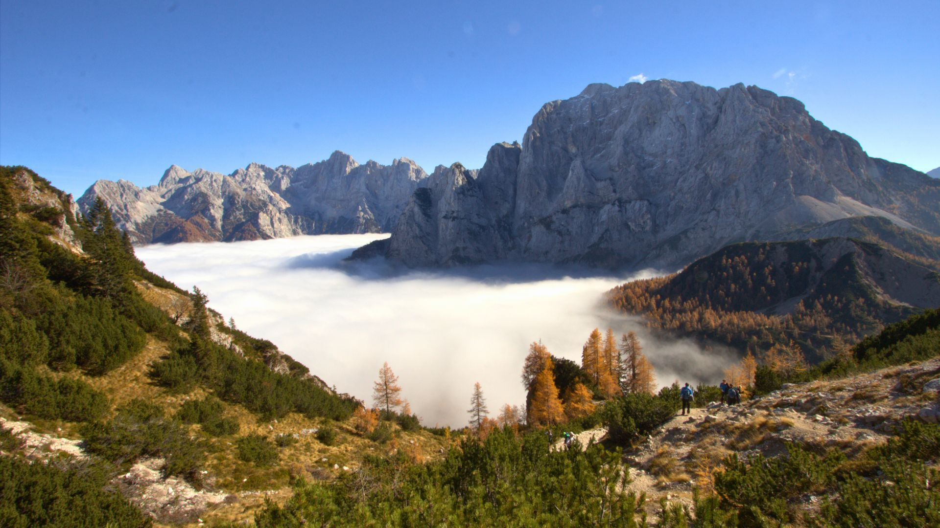 Randonneurs au-dessus d'une mer de nuages - Alpes Juliennes - Slovénie