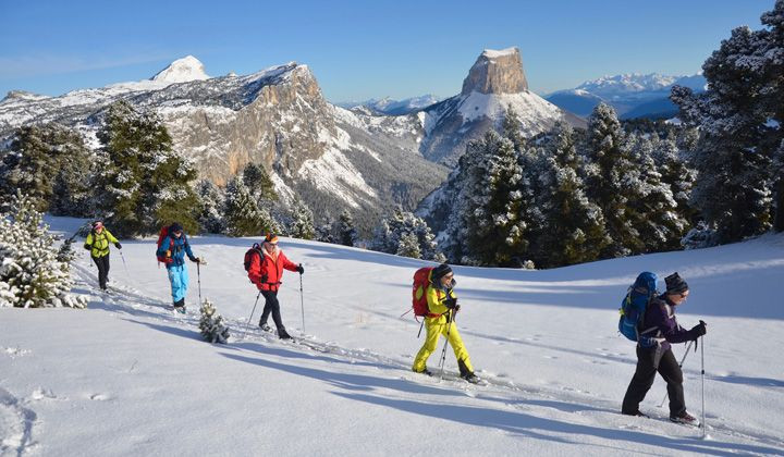 Groupe en ski de randonnée face au Mont Aiguille - Vercors - France